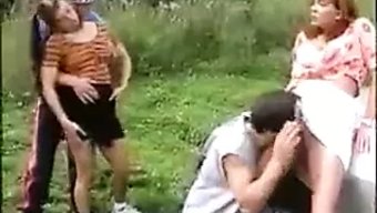 出轨的妻子被一个年轻...