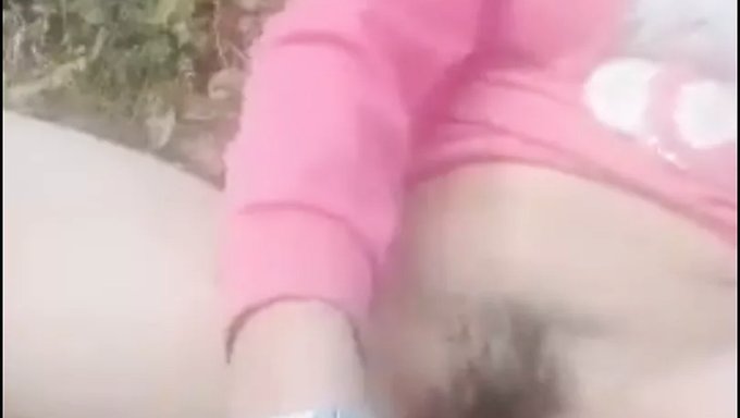 来自尼泊尔的业余妻子享受独奏会话