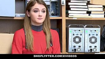 18岁的女孩因偷窃而...