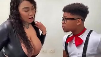 大自然乳房的业余印度女孩