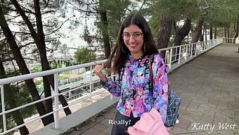 眼镜女孩被操得满身精液