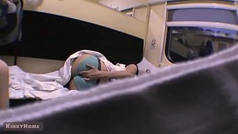 隐藏的摄像头捕捉到女...