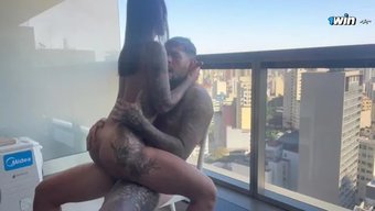 棕发美女穿着高跟鞋,...