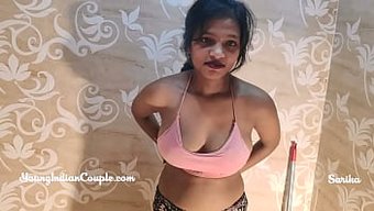美丽的印度少女在淋浴...