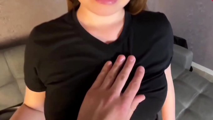 漂亮的女孩享受火热的自制性爱。