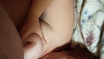白人熟女被一根大黑屌口交