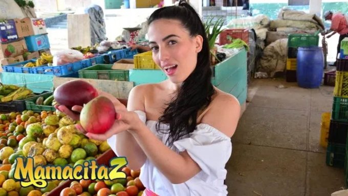 Karol Higuita,一个拥有惊人臀部的拉丁美女,在carne De Mercado场景中工作了一天后体验到了强烈的满足。