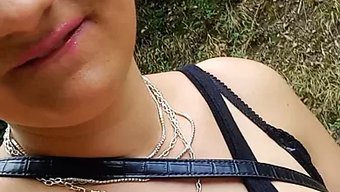 成熟的拉丁美女用她的...