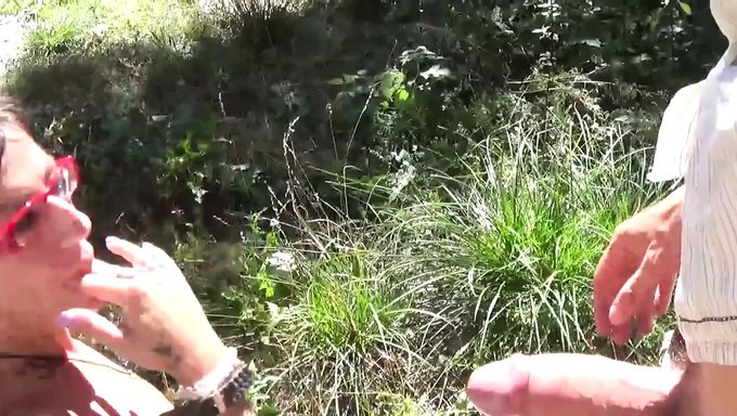 大自然的情人和荡妇在开放空间里团结起来,为意大利业余乐趣而战