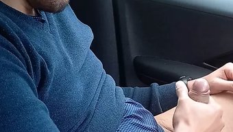 瑜伽老师在车里看他手...