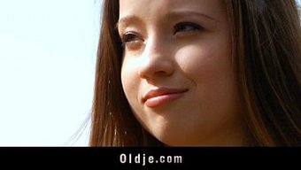 年轻少女在公园里被年...