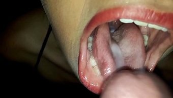 一个小苏西的射精和吞咽合集