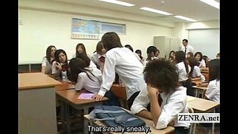 日本少女在公共场合被...