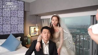 大鸡巴新娘享受淘气的口交