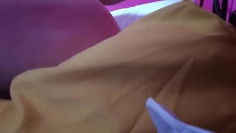 与一个勃起的硬汉一起醒来