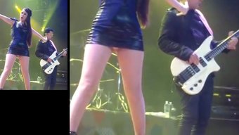 穿着连裤袜的拉丁美女...