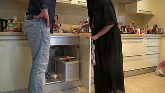 英国水管工在厨房里与...
