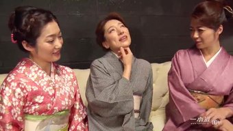 漂亮的女人在成熟的群...