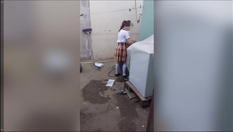 继父在这段自制视频中...