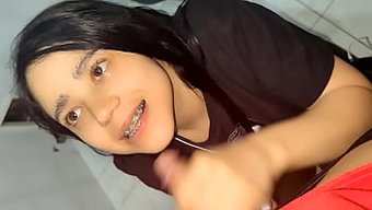 漂亮的宝贝在工作中接受训练