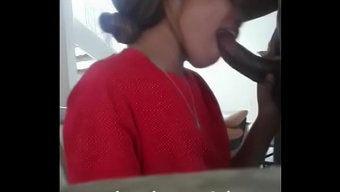 美丽的黑妹深深的投入...