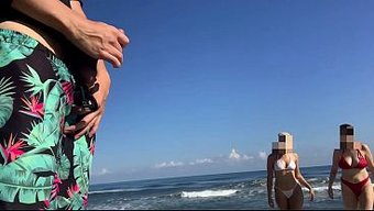 两个小骚女在海滩上和...