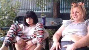 大胸部和阴部的公共乳房游戏