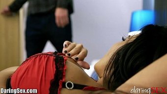 Tara的大自然乳房...