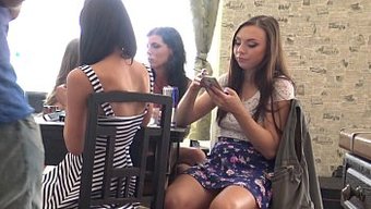 穿着thong的女孩...