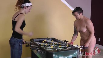两个可爱的女孩玩脱衣...