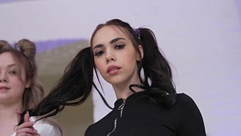 热辣的少女(18+)...
