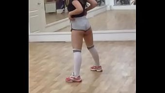 俄罗斯少女身材曲线优...