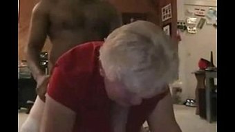 成熟的白人女性在em...