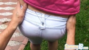 小胸少女在口交后用力吸它