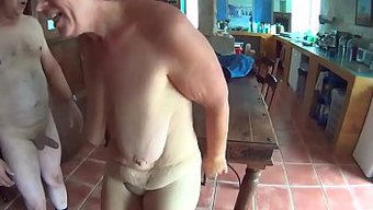 成熟的熟女被她的客人...