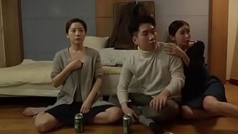 一个女孩在教堂里手淫...