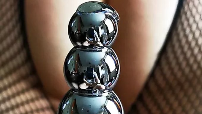 Kitty最喜欢的屁股塞被她的淫荡丈夫插入