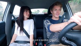 汽车骑乘变成了美丽的...