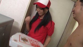 披萨外卖服务的漂亮妹...
