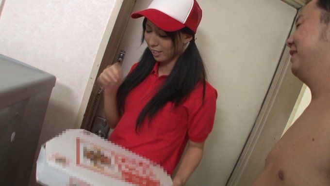送披萨的美女,正被一个好男人勾引着。