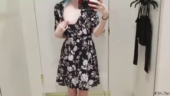 小胸部和大胸部:女孩的高潮
