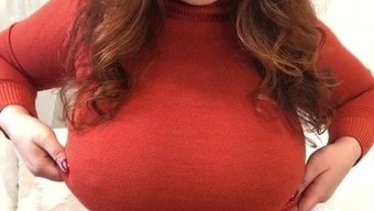 大胸部美女炫耀自己的资产