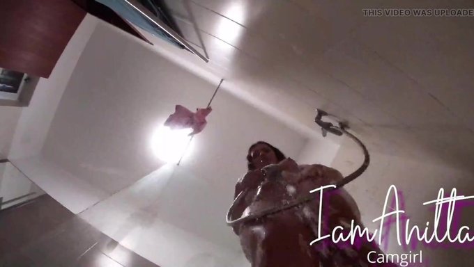 18+美国拉丁美女被按摩紧身阴道