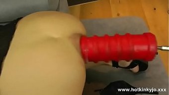 体验巨大的假阳具的乐...