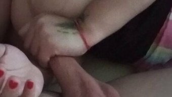 吸吮阴茎和妻子给丈夫手淫