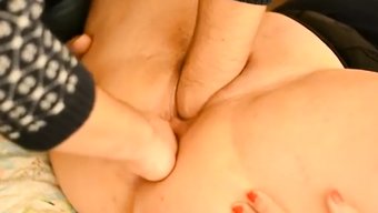 粗俗的熟女妻子在自制...