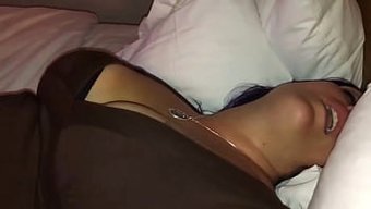 业余妻子在酒吧里被粉丝内射