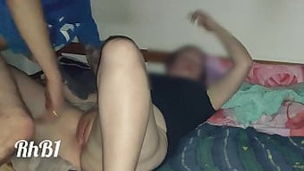 红发夫妇的亲密时刻被...