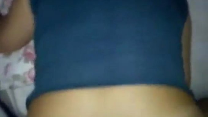 Mae的大屁股在这个热门视频中占据了中心舞台
