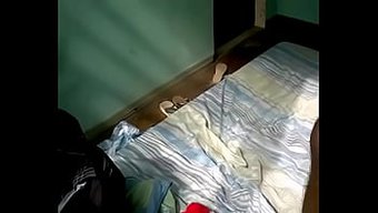妻子被朋友操的自制视频
